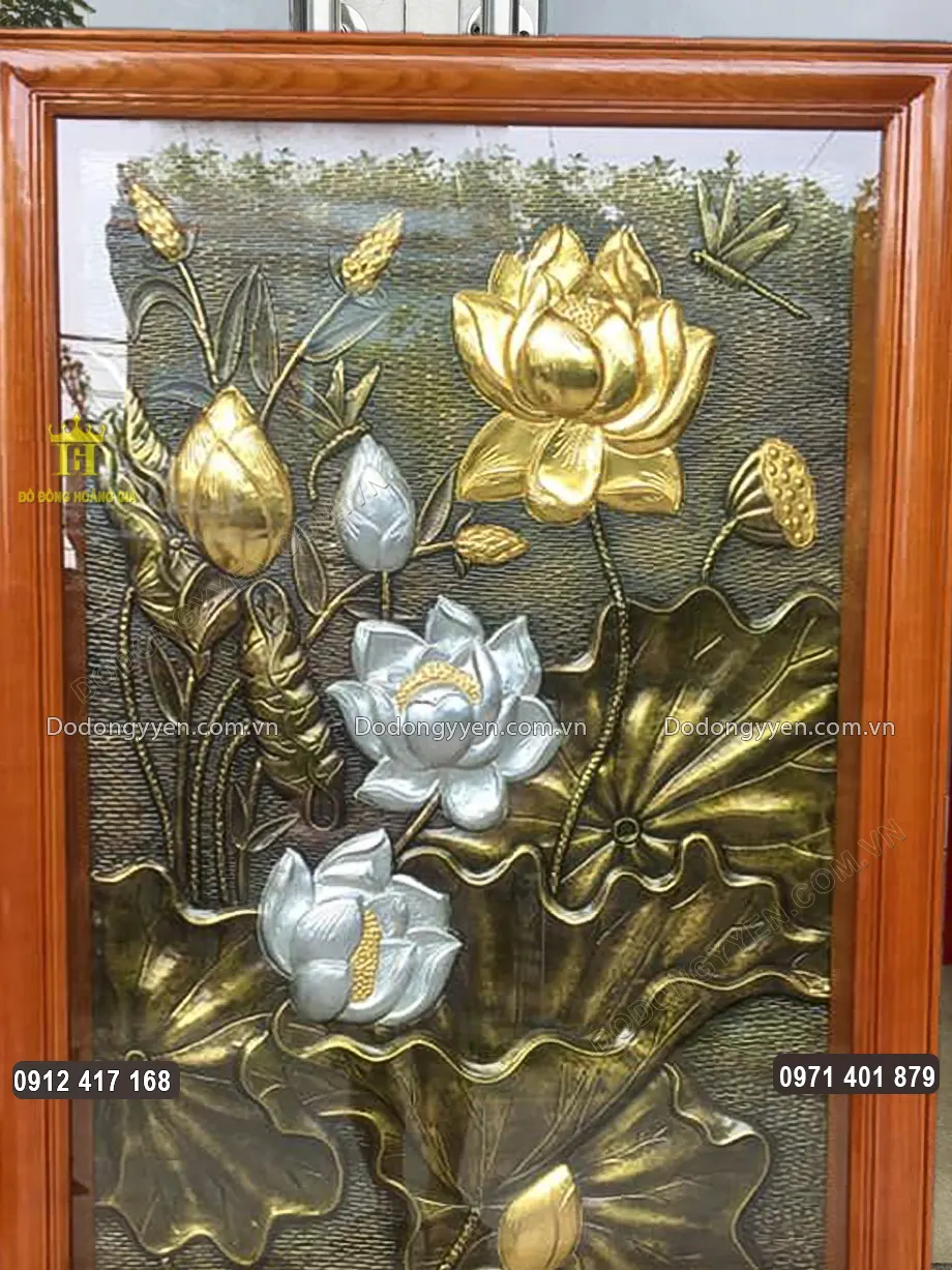 B&ocirc;ng hoa sen được d&aacute;t v&agrave;ng bạc v&ocirc; c&ugrave;ng tinh tế